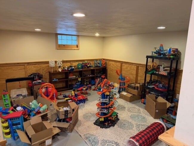 Building Photo - 4 Bedroom house