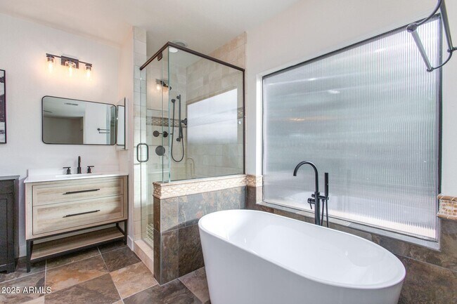 Building Photo - 5513 E Grovers Ave