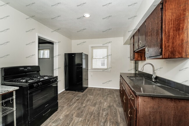 Building Photo - 6350 Meadowbrook Rd