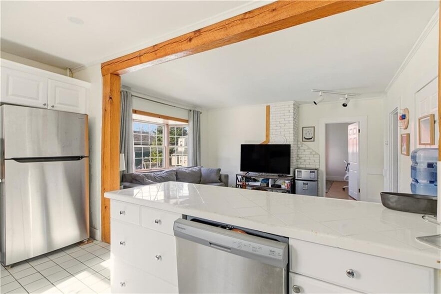 Building Photo - 13 Holland St