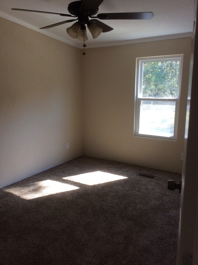 Building Photo - Large 4 Bedroom 2 bath DWMH