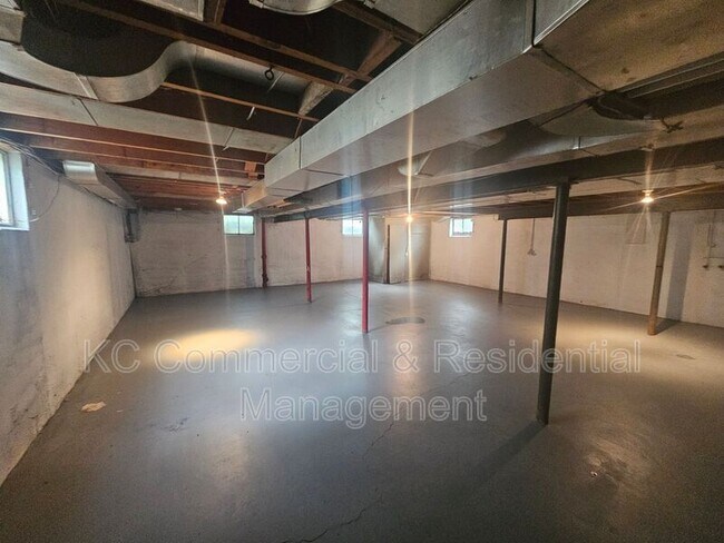 Building Photo - 800 E 75th Terrace