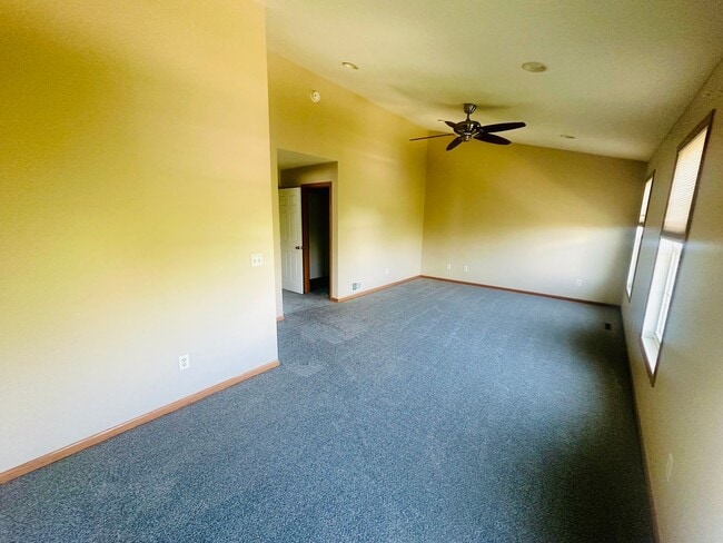 Building Photo - Gorgeous 4 Bedroom/3.5 Bath Luxury Townhom...