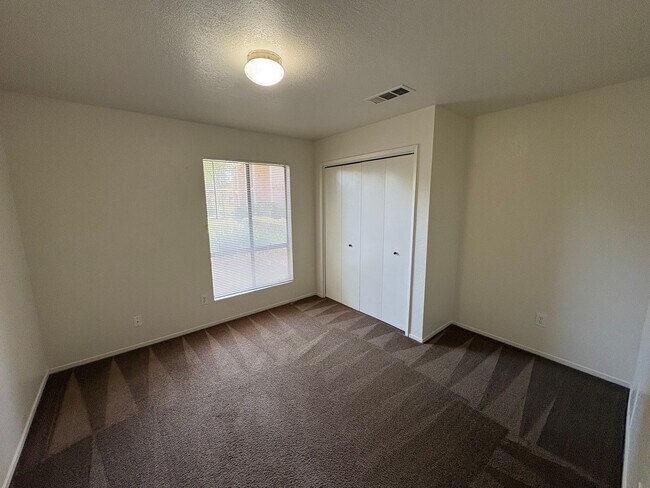 Building Photo - NW Condo Near Shopping Center Available Now!