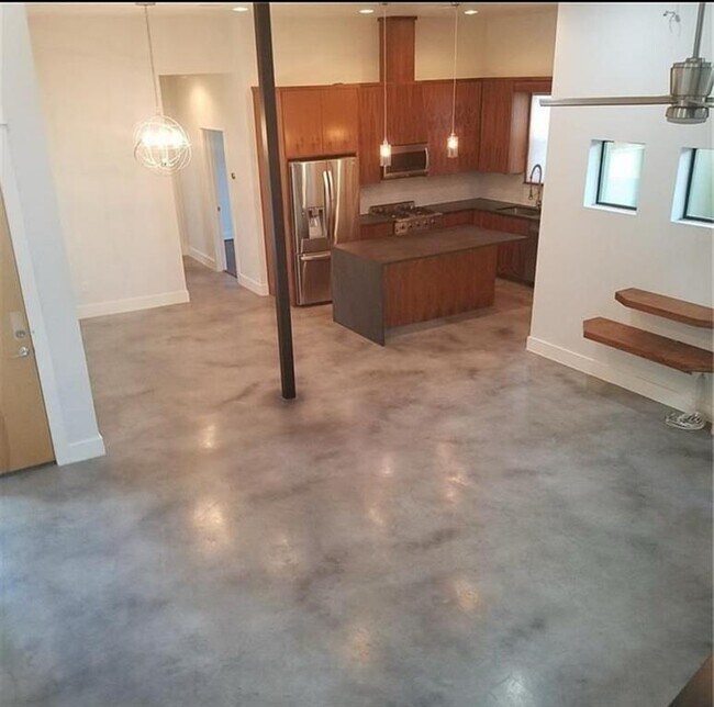 Building Photo - 607 Peacock Ln