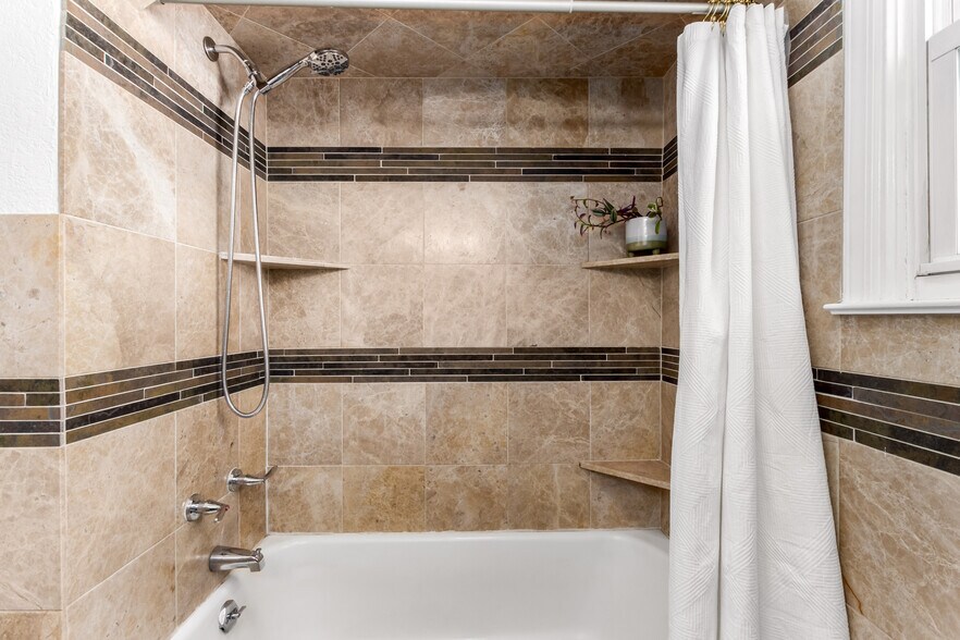 Building Photo - 830 Gray St