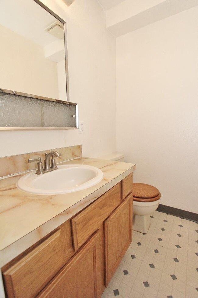 Building Photo - 804 W 7th St