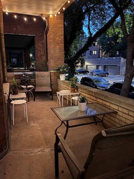 Building Photo - 906 N Oakley Blvd