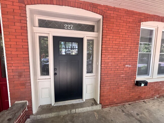 Building Photo - 4 Bedroom, 2 Full Baths Harrisburg House for Rent