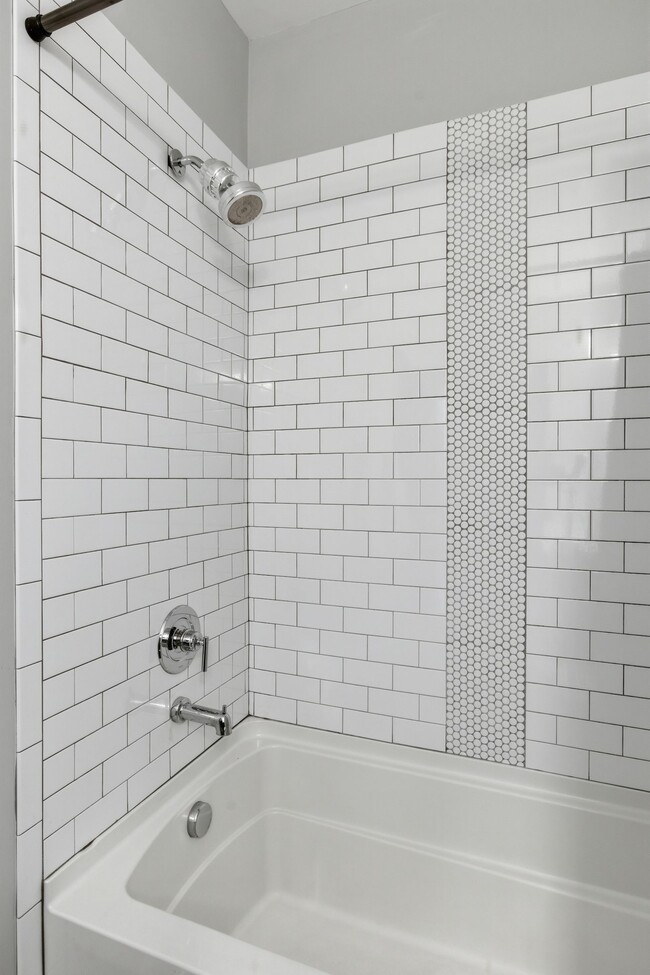 Building Photo - 1608 16th Ave N