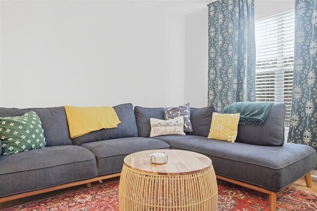 Building Photo - 1408 E Ridgewood St