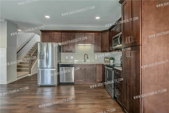 Building Photo - Like New Blue Valley Townhome-Available NOW!!