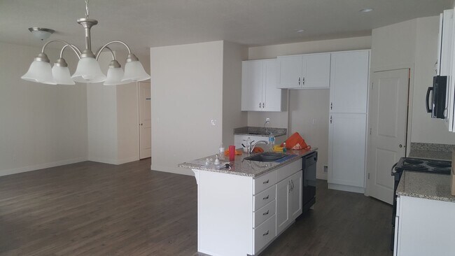 Building Photo - Spacious 3-Bedroom, 2.5-Bath Home in Cente...