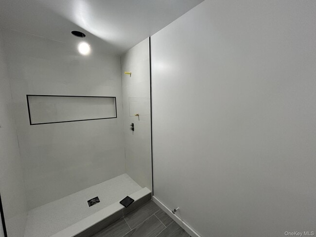 Building Photo - 5 Norfolk Ct