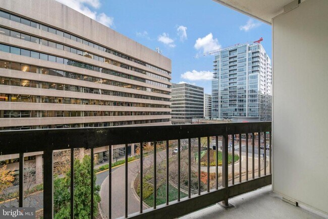 Building Photo - 1805 Crystal Dr
