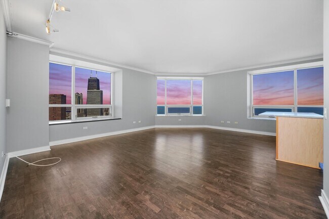 Building Photo - 512 N McClurg Ct