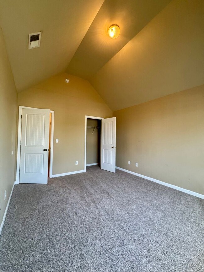 Building Photo - This beautiful 4-bedroom, 2.5-bath home Move-in ready and is waiting for you!