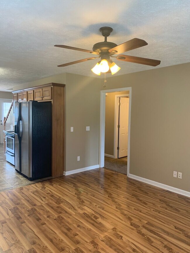 Building Photo - COMING SOON...3 Bedroom in GREAT LOCATION in the Center of Town!