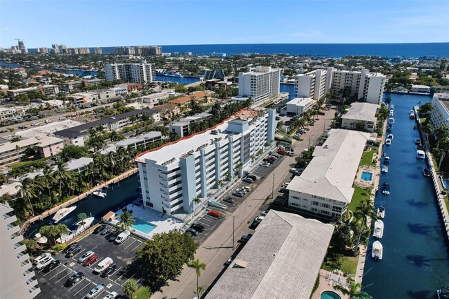 Building Photo - 3051 NE 48th St