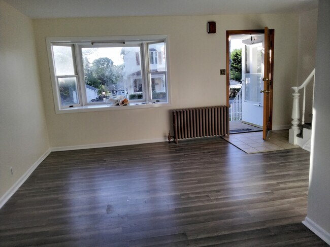 Building Photo - 295 Center St