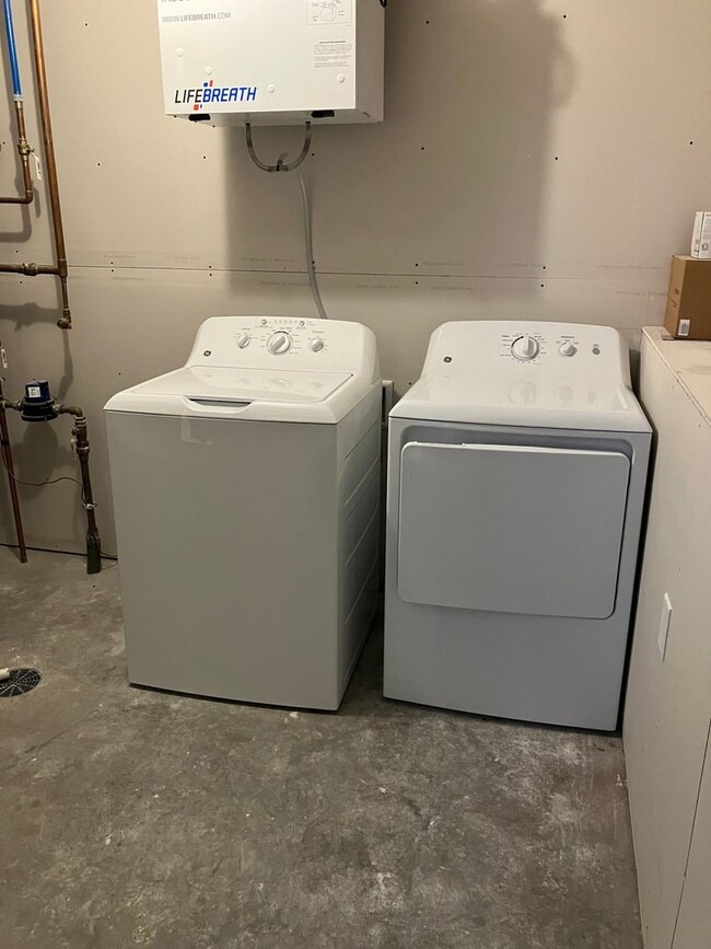 Building Photo - 4 Bed 3 Bath Single Family Home