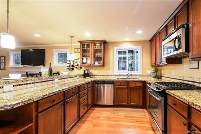Building Photo - 725 N 95th St