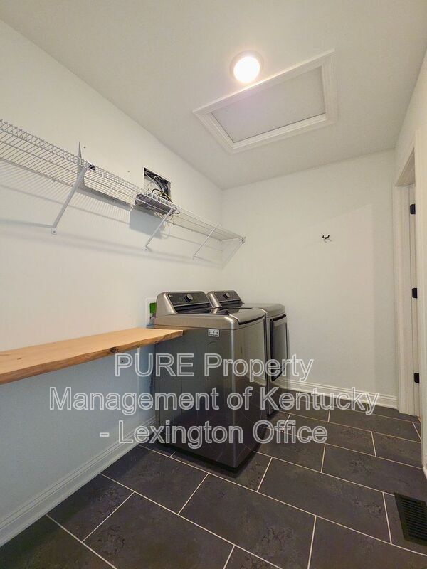 Building Photo - 728 Shaker Dr