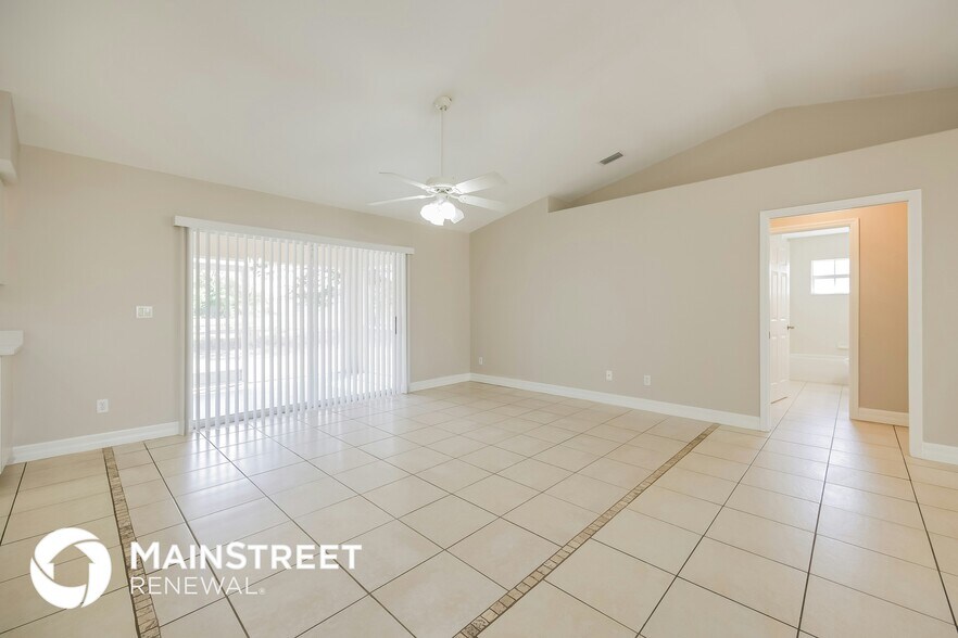 Building Photo - 448 Reading St