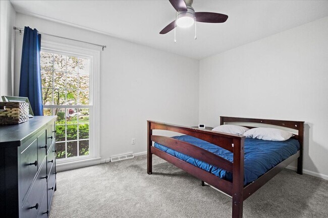 Building Photo - Spacious Ranch in Des Peres