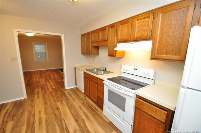 Building Photo - 3901 Lexington Dr