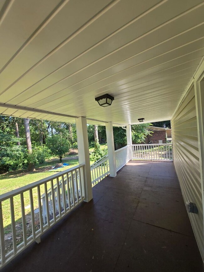 Building Photo - 3 Bedroom House: *Get $300 OFF your first ...