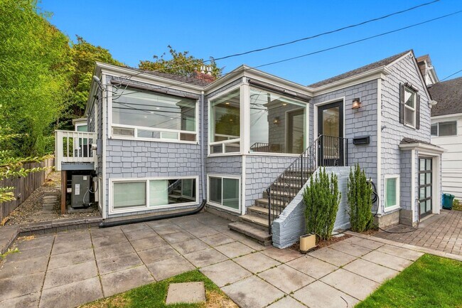 Building Photo - 5306 Beach Dr SW