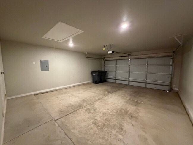Building Photo - Pre leasing for July: 3/2 located in Upland Crossing!