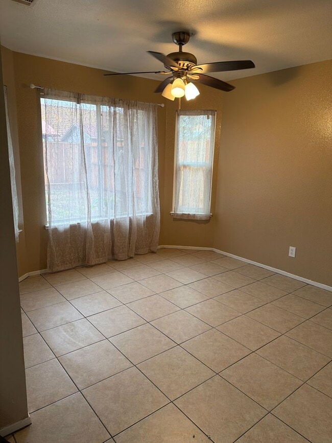 Building Photo - 2127 Park View Dr