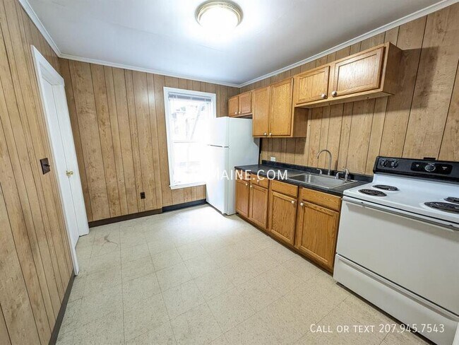 Building Photo - 575 Main St