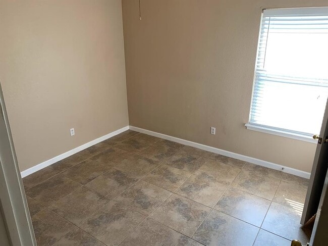 Building Photo - 2866 Southampton Way