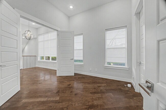 Building Photo - 1226 W 26th St