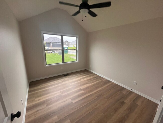 Building Photo - Beautiful, brand-new, 3-bedroom, 2-bath home in Nixa with a 3-car garage.