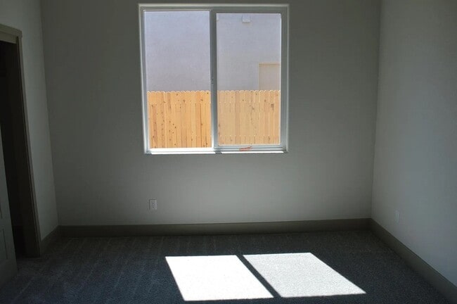 Building Photo - 2430 Bastidas Dr