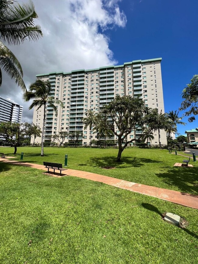 Building Photo - Country Club Village 6 - 2 Bedroom 1 Bath 2 Parking with Washer/Dryer in Unit