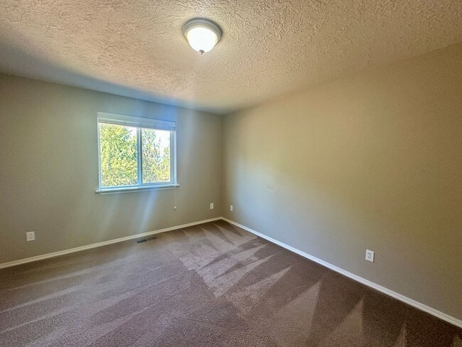 Building Photo - Three Bedroom Home in South Salem with a View