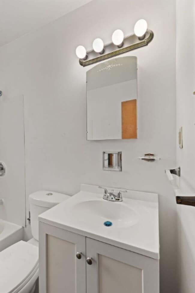 Building Photo - 1950's Charming 3 Bed Available Now!!