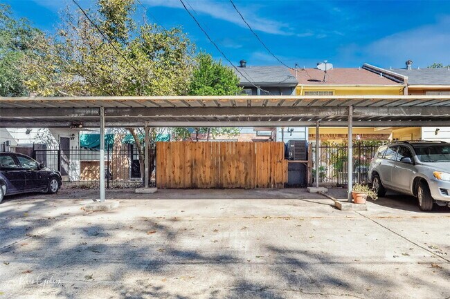 Building Photo - "Charming 2-Bed, 2-Bath Townhouse with Granite Elegance on East Stephenson!"