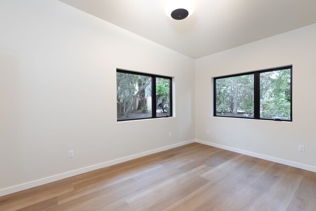 Building Photo - Private, Elegant and Sophisticated Westsid...