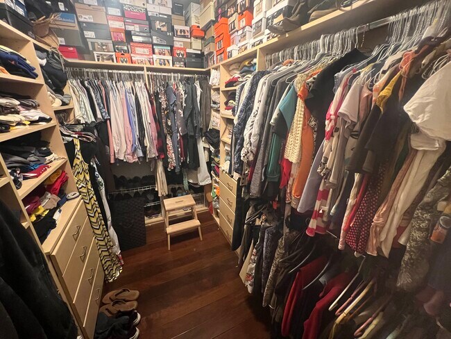 Master Suite Walk In Closet - 6947 Jellico Ave