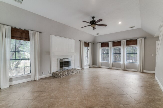 Building Photo - 913 Misty Water Ln