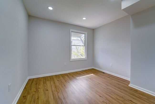 Building Photo - Beautifully Updated Townhome in Prime Loca...