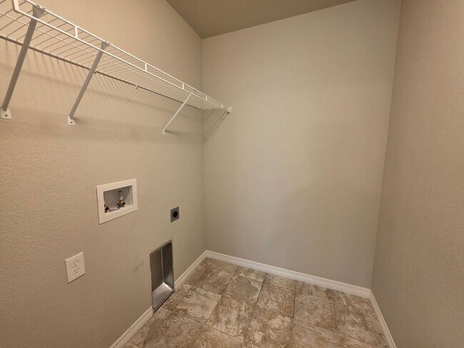 Building Photo - 3 Bed 3 bath house in Lorson Ranch!