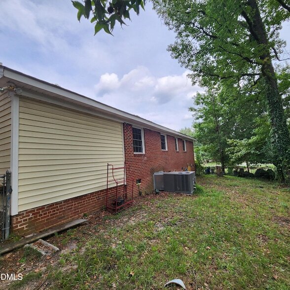 Building Photo - 1208 Thames Ct