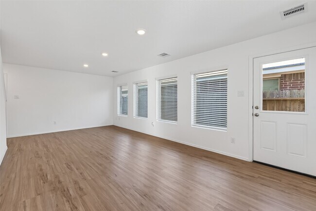 Building Photo - 7402 Clover Chase Dr